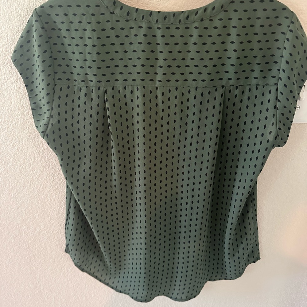Super cute green and black blouse - Picture 3 of 3